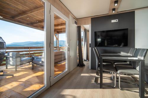 克罗诺维察Luxury Mobile home Zuzu Klenovica的客房设有带桌子和电视的阳台。