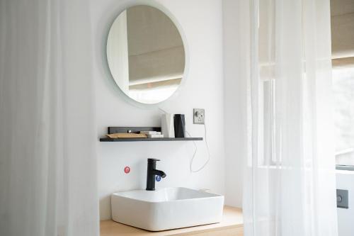 阳朔阳朔静苑客栈的白色的浴室设有水槽和镜子