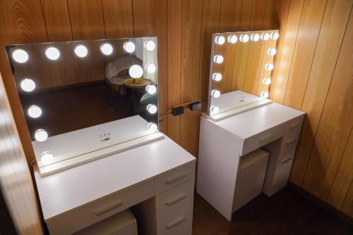 别府Living CUBE Beppu的一间带镜子和白色梳妆台的浴室