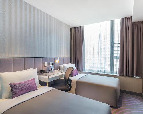 香港荃湾丝丽酒店的酒店客房配有两张床和一张书桌