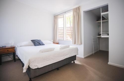 苏塞克斯入口Mounties @ Sussex的一间卧室设有一张大床和窗户