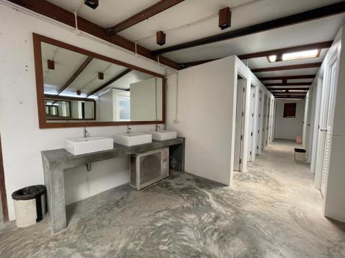 涛岛Pranee Bungalow的浴室设有2个水槽和镜子