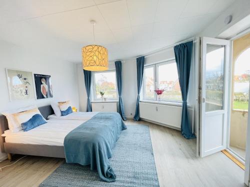 腓特烈港aday - Blue Sea apartment with balcony的一间卧室设有一张床和一个大窗户