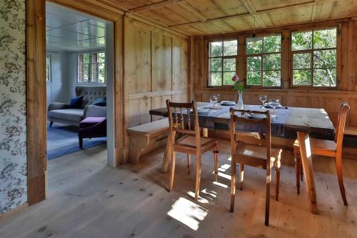 EbnatFerien im Baudenkmal Toggenburg Bergli的木制用餐室配有桌椅