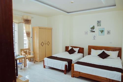 河江Hoan Hao Hotel的一间卧室,配有两张床