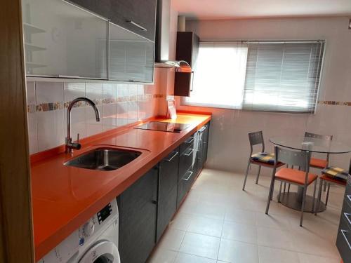 圣费尔南多Sensacional piso en San Fernando的厨房配有水槽和洗碗机。