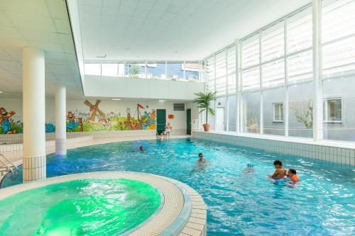 福伦丹Marinapark Volendam的一座水中人居的建筑中的游泳池