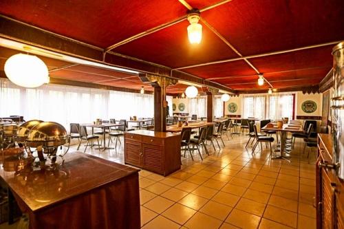 列城Hotel Shambhala Resort的一间在房间内配有桌椅的餐厅