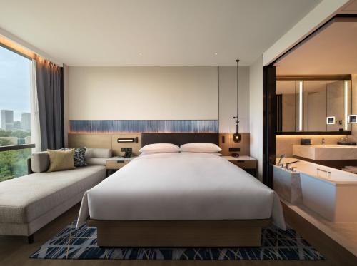 广州Guangzhou Marriott Hotel Nansha的卧室配有白色大床和水槽