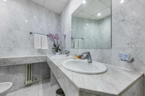 马德里格兰大道埃斯帕酒店的白色的浴室设有两个盥洗盆和镜子
