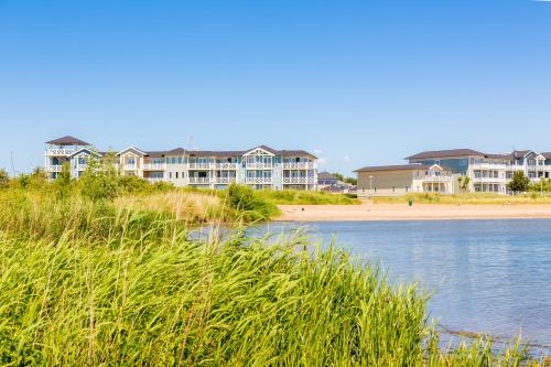 海勒富特斯勒斯Beachhotel Cape Helius的一片拥有房屋的海滩,一片水域