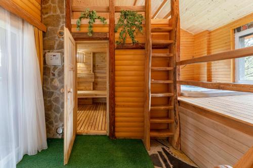 KuzmaGoričko Relax House的小木屋内的一个房间,设有螺旋楼梯
