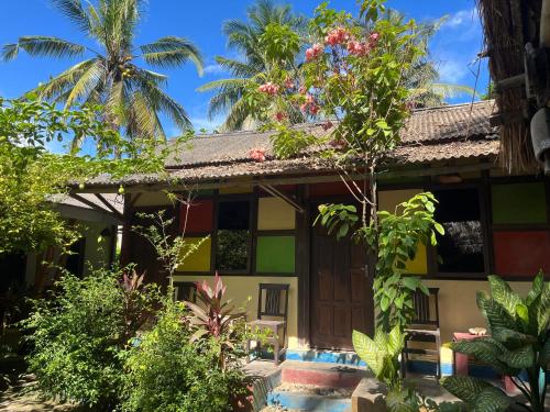 PasanggaranBig Daddy´s Surfcamp的花园中的房子