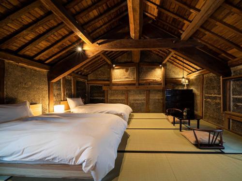 UkihaMinamo的配有木天花板的客房设有两张床。