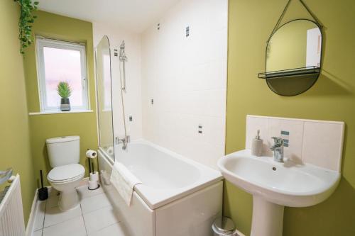 KillingbeckKandaka-Specious Stylish Home - Suitable for Contractors的一间带水槽、浴缸和卫生间的浴室