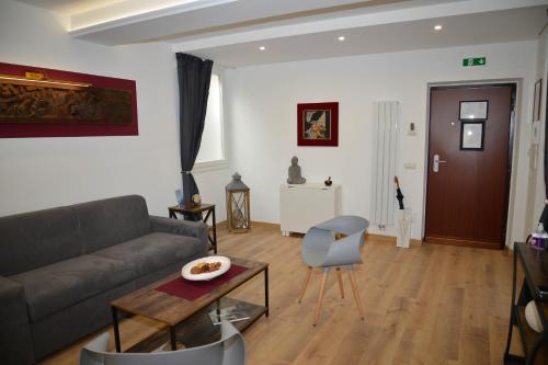 罗马Fidia Palace Claudia's apartment Colosseo的客厅配有沙发和桌子