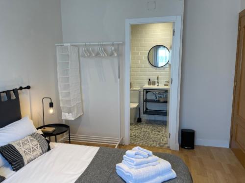 埃普拉特约布里加Barcelona PR Guesthouse的一间卧室配有一张床,浴室设有水槽