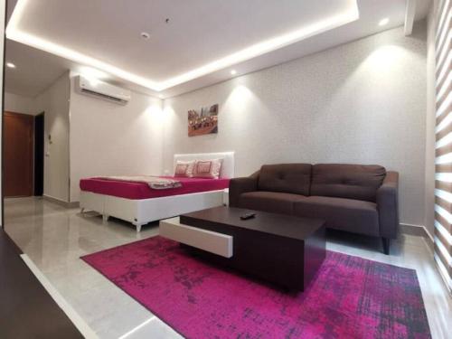 阿克拉Intimate Studio Apartment - Mirage Residence的客厅配有沙发和1张床