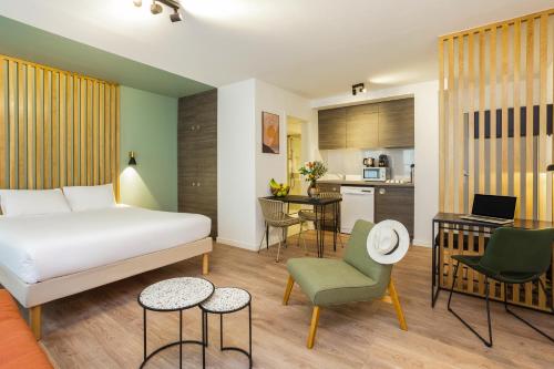 蒙彼利埃Aparthotel Adagio Montpellier Centre Comedie的酒店客房带一张床和一个厨房