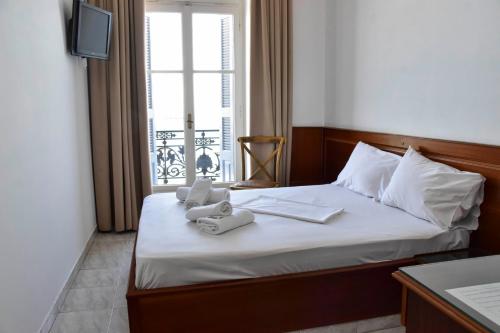 伊西翁Leonidas Hotel的酒店客房设有床和窗户。