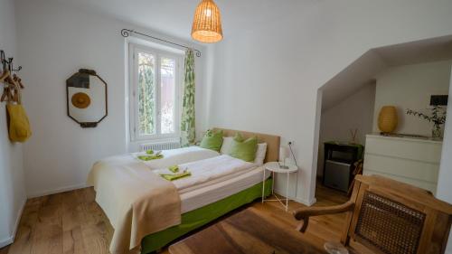 曼德洛德拉廖Villa Monte Bianco的一间卧室配有一张带绿色枕头的床和一扇窗户