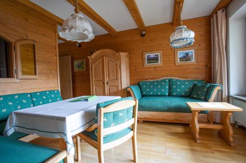 柯尼希斯湖畔舍瑙Waldhauser Hof的客厅配有沙发和桌子