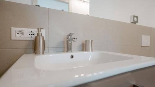 曼德洛德拉廖Villa Monte Bianco的浴室设有白色水槽和镜子