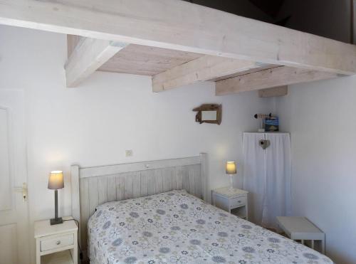 雷岛圣玛丽Les Bois Flottés en Ré的一间卧室配有床和2个床头柜