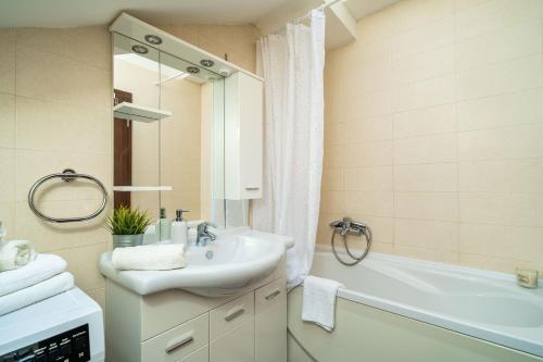 默克斯卡Apartment Sunday的浴室配有盥洗盆和浴缸。