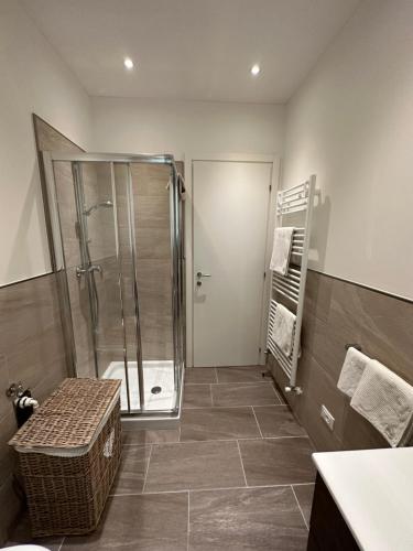 马尔切西内Appartamento Campiano B的一间带步入式淋浴间和玻璃淋浴间的浴室
