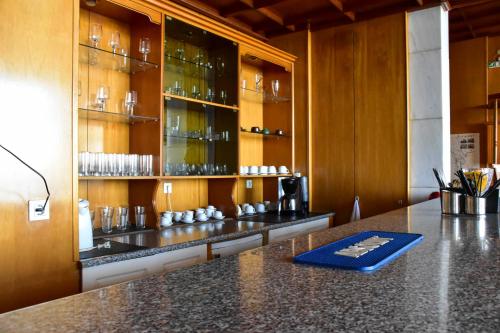伊西翁Leonidas Hotel的厨房配有带玻璃杯的台面