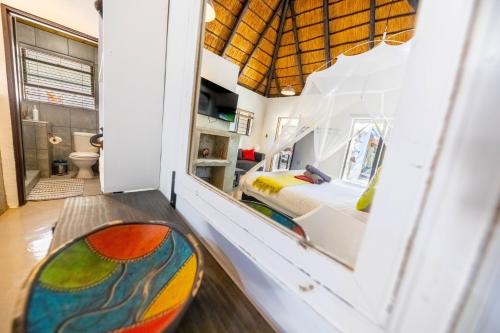 玛洛斯帕克African Sky Villas的一间卧室配有一张床和镜子