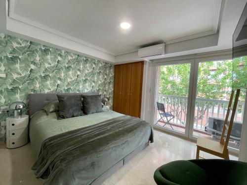 瓦伦西亚Villa VegaLira的一间卧室设有一张床和一个阳台