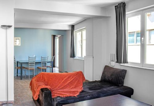 雅典Loft的客厅配有沙发和桌子