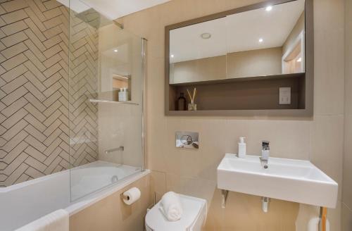 约克Apartment 21 Hudson Quarter Luxury Apartments的浴室配有白色水槽和卫生间。