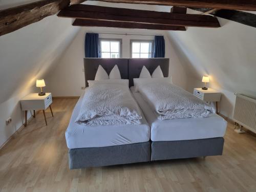 维斯马Ferienwohnungen im Gewölbe的一间卧室配有一张大床和两盏灯。