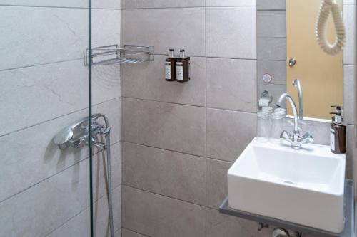 伊罗达Aristea Hotel的一间带水槽和淋浴的浴室