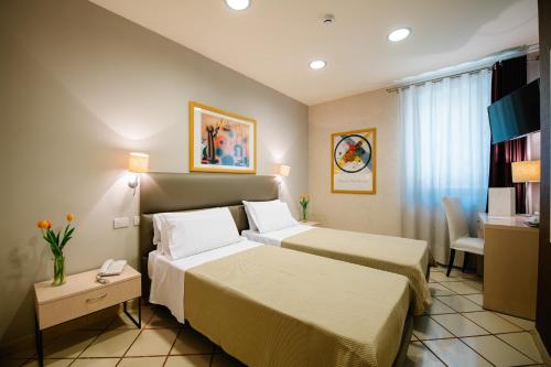 莫迪卡普林奇比德阿拉戈纳酒店的酒店客房,配有两张床和椅子