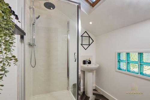 海丁利Stunning 5Bed All En-suite Headingley Home的带淋浴和盥洗盆的白色浴室