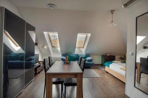 布达佩斯Mango Apartments的一间带桌子的客厅和一间带床的房间