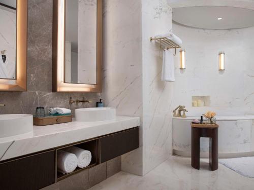 保定雄安索菲特酒店的浴室配有2个盥洗盆和1个浴缸。