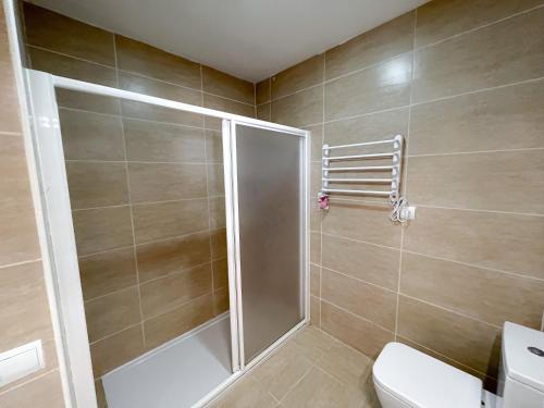 拉萨维纳Turquesa & Ambar Apartments Formentera的浴室里设有玻璃门淋浴