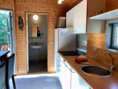 布罗斯特Tranum Klit Camping og Hytteudlejning的一间带水槽和冰箱的小厨房
