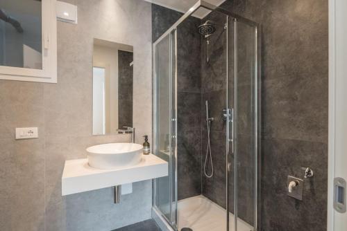 罗马NEW! Exclusive Eur Apartment的一间带水槽和玻璃淋浴的浴室