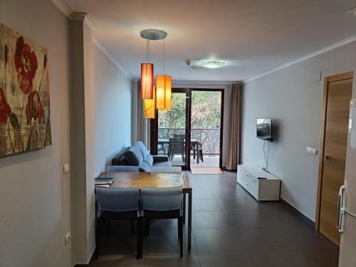 库列拉埃尔法罗公寓式酒店的客厅配有桌子和沙发