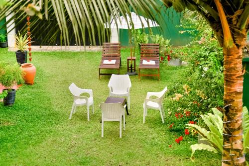 本托塔Villa Paradise Ocean的花园里的一组桌椅