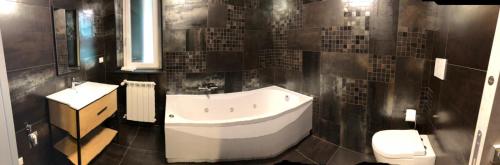 热那亚50 SFUMATURE DI SUITE的带浴缸、卫生间和盥洗盆的浴室