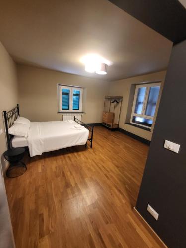 热那亚50 SFUMATURE DI SUITE的卧室配有一张床、木地板和窗户。