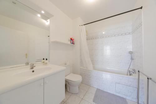 布西圣乔治PARIS-DISNEY - STUDIO 1 MIN GARE的白色的浴室设有卫生间和水槽。