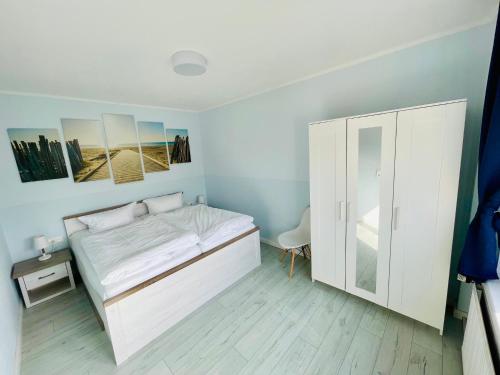 赛巴特班森Apartment Nähstube的卧室配有白色的床和橱柜。